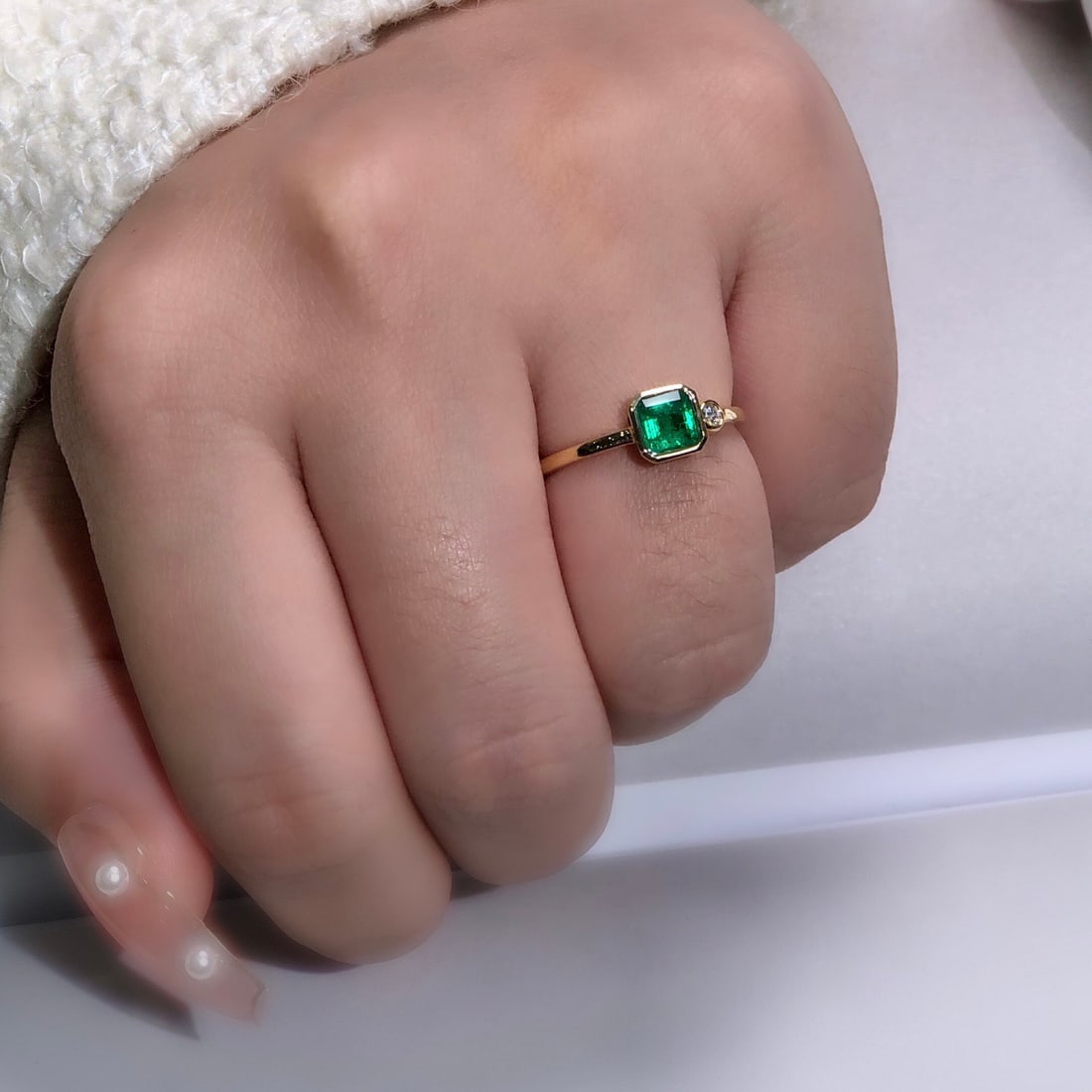 14k Gold 0.6 Ct Vivid Green Natural Emerald & Diamond Ring - 4