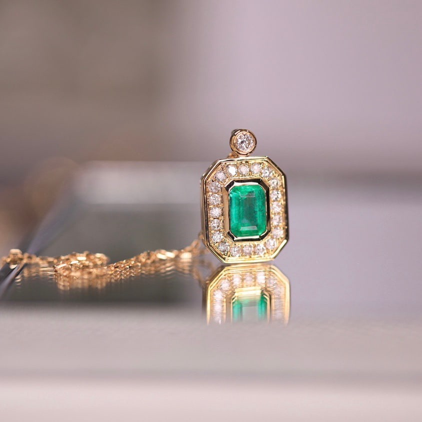 14k Gold 0.69 Ct Vivid Green Natural Emerald & Diamond Necklace - 2