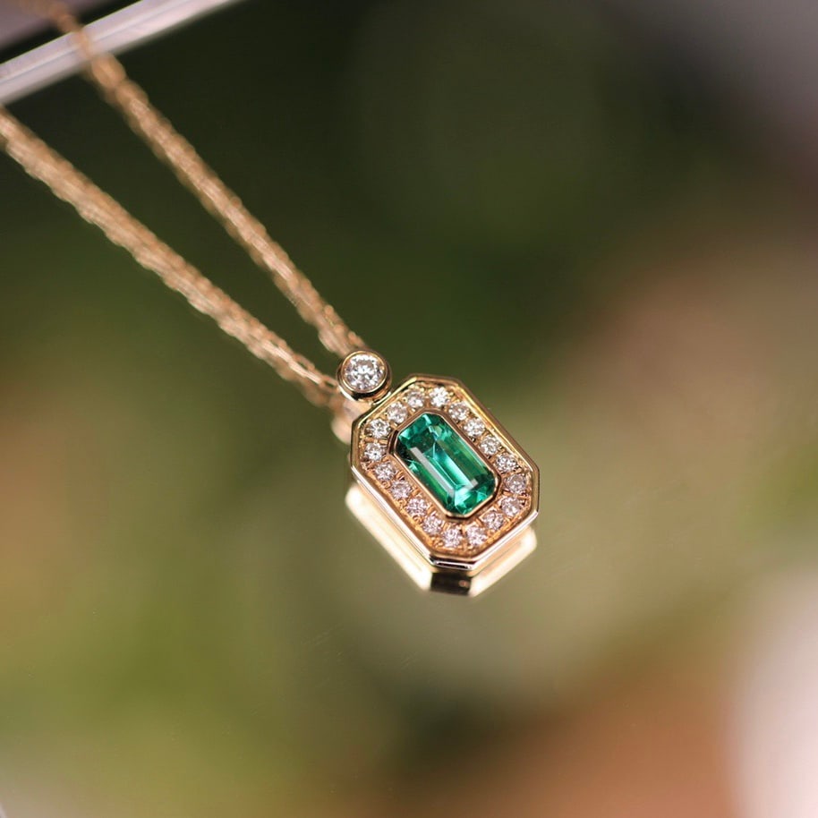 14k Gold 0.69 Ct Vivid Green Natural Emerald & Diamond Necklace - 3