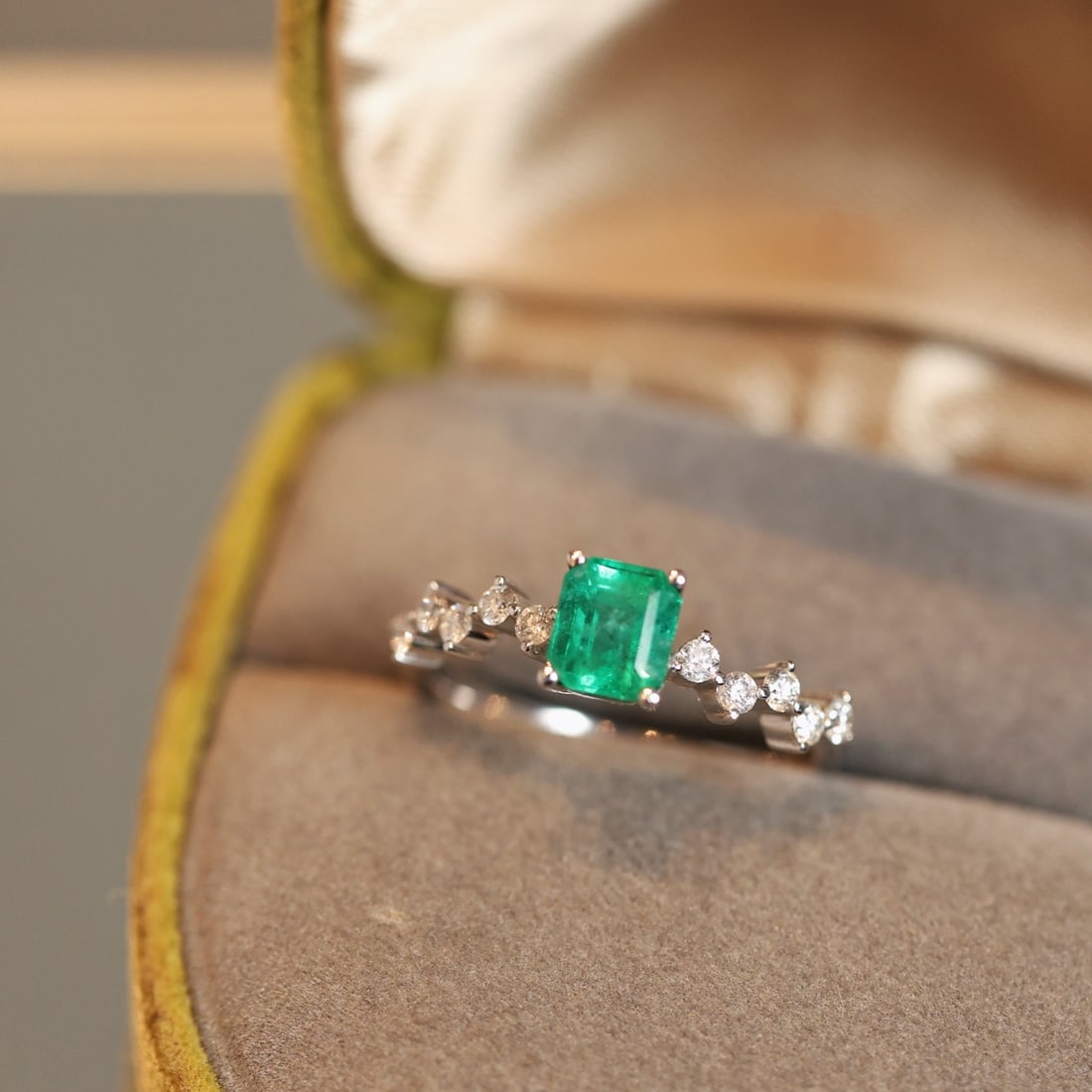 14k Gold 1.29 Ctw Natural Emerald & Diamond Ring: Ref:231108158 // gold content:14k gold // ring size:7. 25us // // main gemstone:emerald // shape:octagonal // carat weight:1. 01ct // color:green // treatment:natural // // adjacent gemstone 2 :