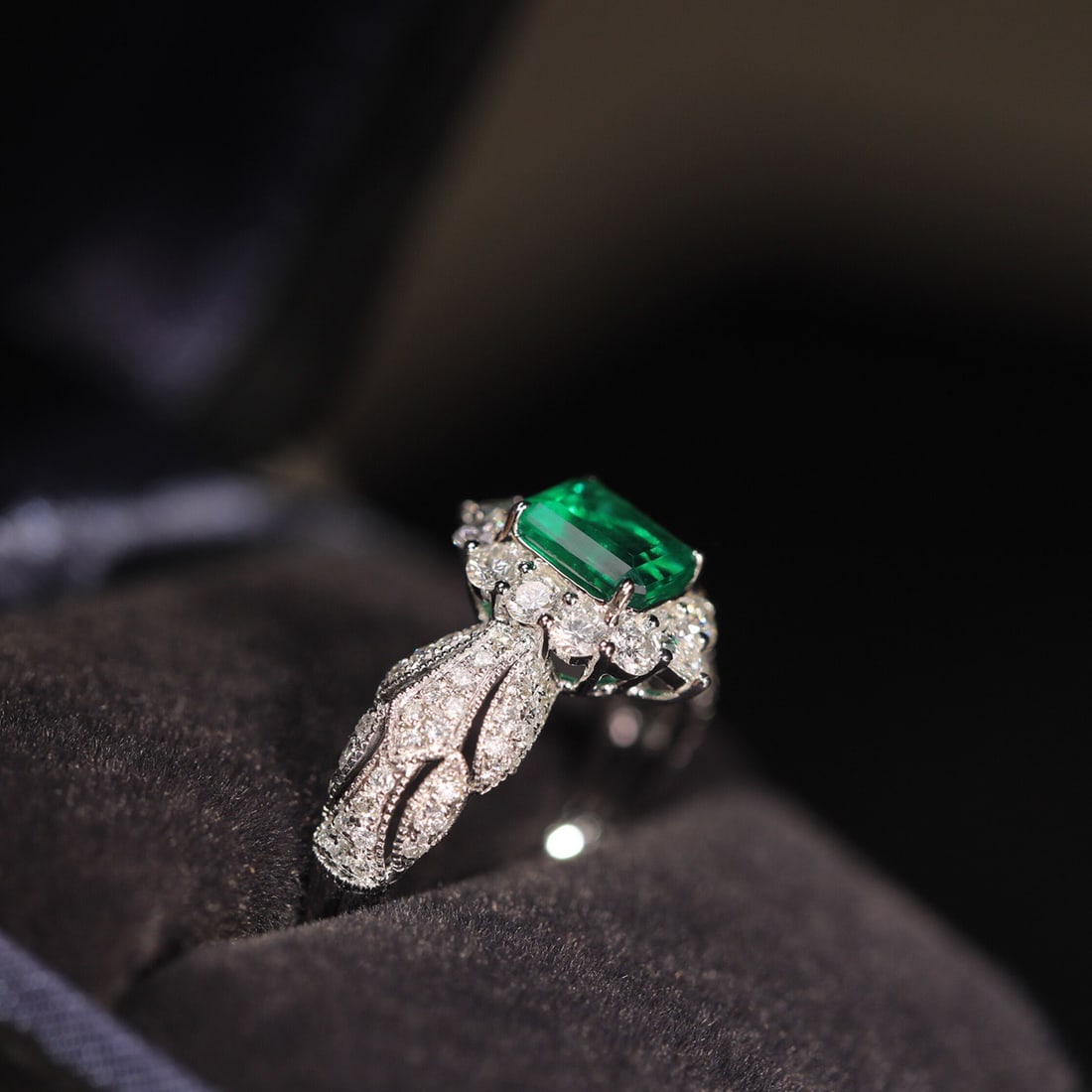 14k Gold 1.90 Ctw Vivid Green Natural Emerald & Diamond Ring - 2