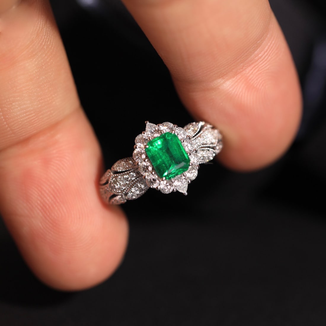 14k Gold 1.90 Ctw Vivid Green Natural Emerald & Diamond Ring - 3