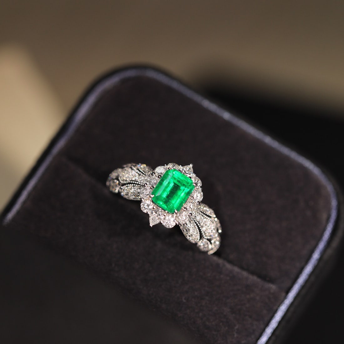 14k Gold 1.90 Ctw Vivid Green Natural Emerald & Diamond Ring - 9