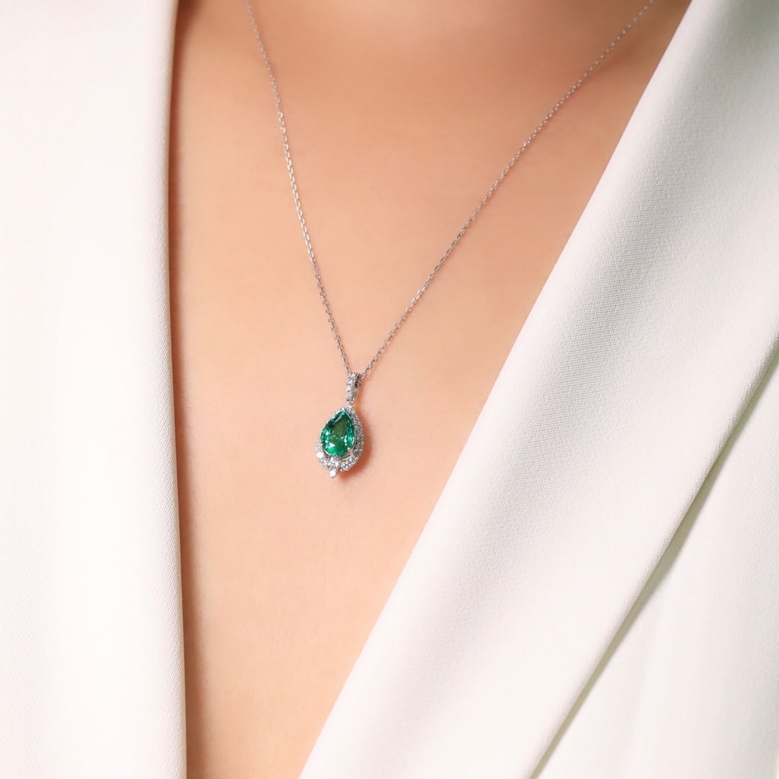 14k Gold 0.84 Ct Vivid Green Natural Emerald & Diamond Necklace - 2