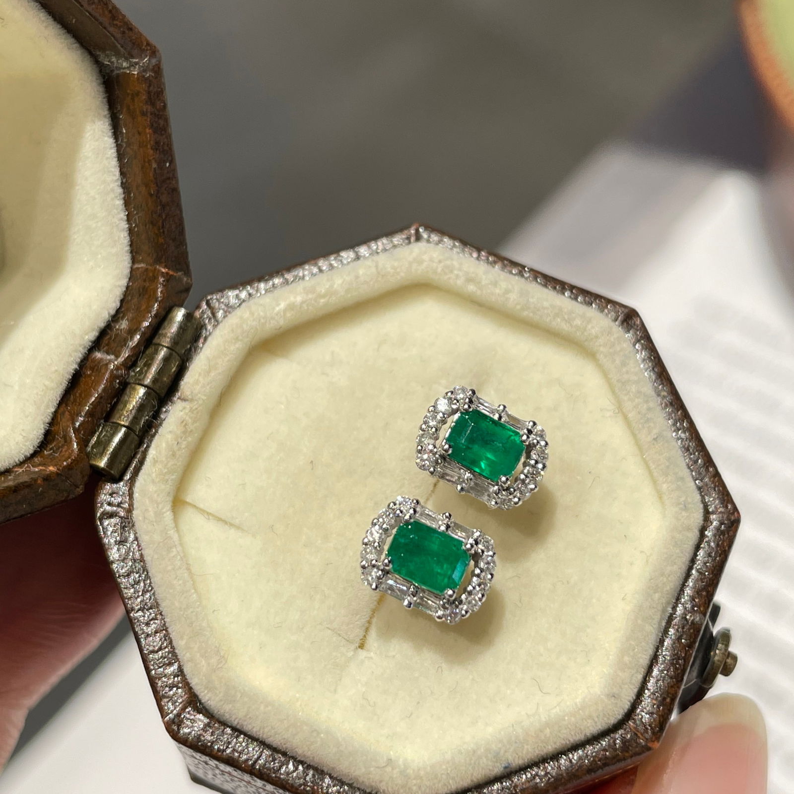14k Gold 0.42 Ct Vivid Green Natural Emerald & Diamond Earrings: Ref:231108169 // gold content:14k gold // main gemstone:emerald // shape:octagonal // carat weight:0. 42ct // color:vivid green // treatment:natural // // adjacent gemstone 2 : diamond // shape:multip