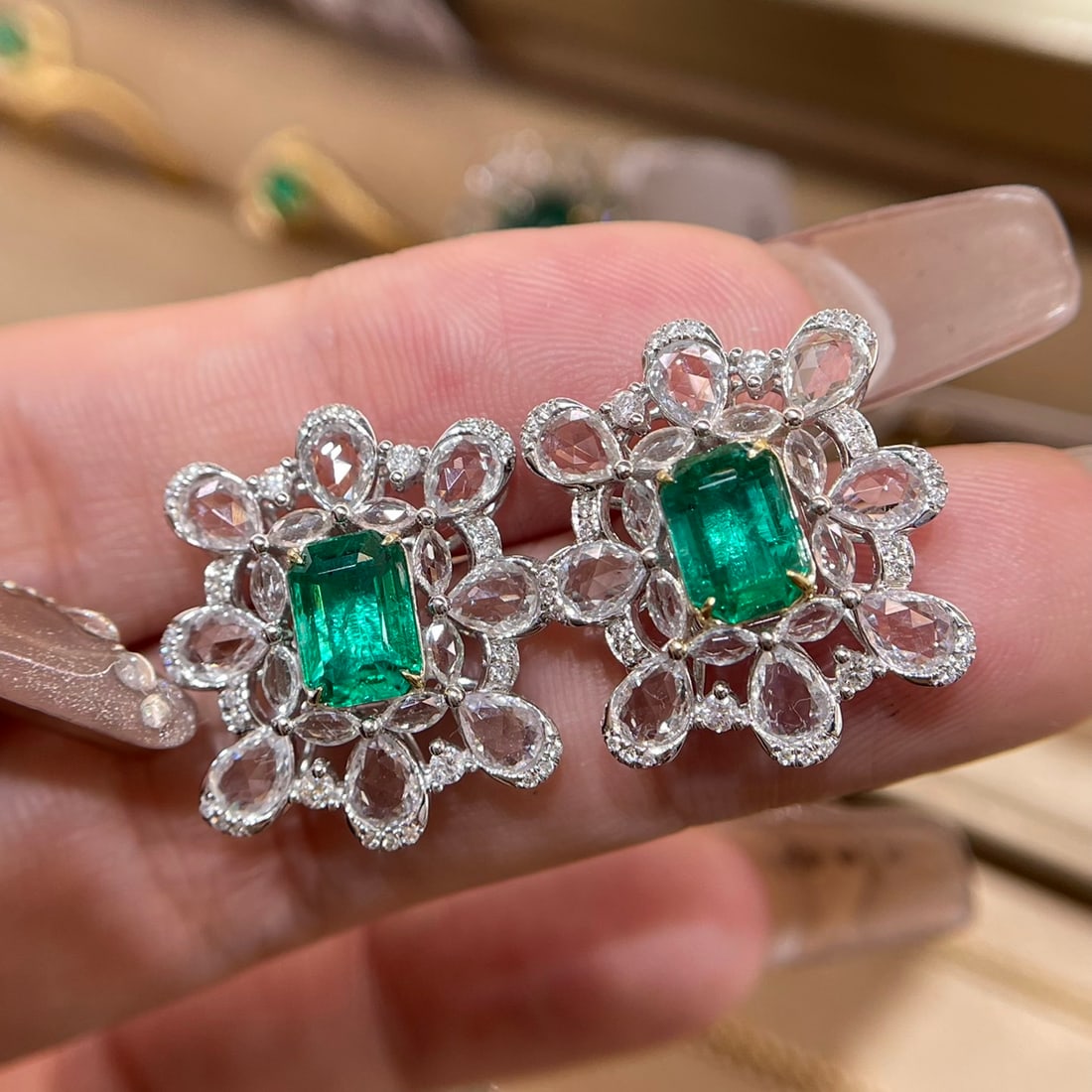 14k Gold 4.5 Ctw Vivid Green Natural Emerald & Sapphire Earrings: Ref:231108227 // gold content:14k gold // main gemstone:emerald // shape:octagonal // carat weight:1. 7ct // color:vivid green // treatment:natural // // adjacent gemstone 2 : sapphire //