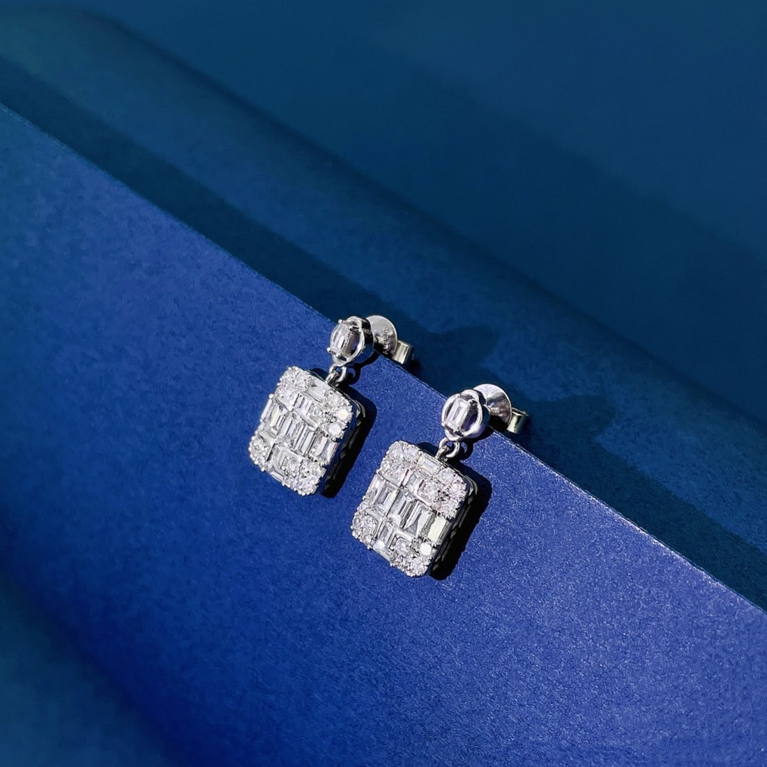 14k Gold 0.80 Ctw Natural H Diamond Earrings: Ref:231108251 // gold content:14k gold // main gemstone:diamond // shape:baguette // carat weight:0. 43ct // clarity grade:vs-si // color:h // treatment:natural // // adjacent gemstone 2 : diamond