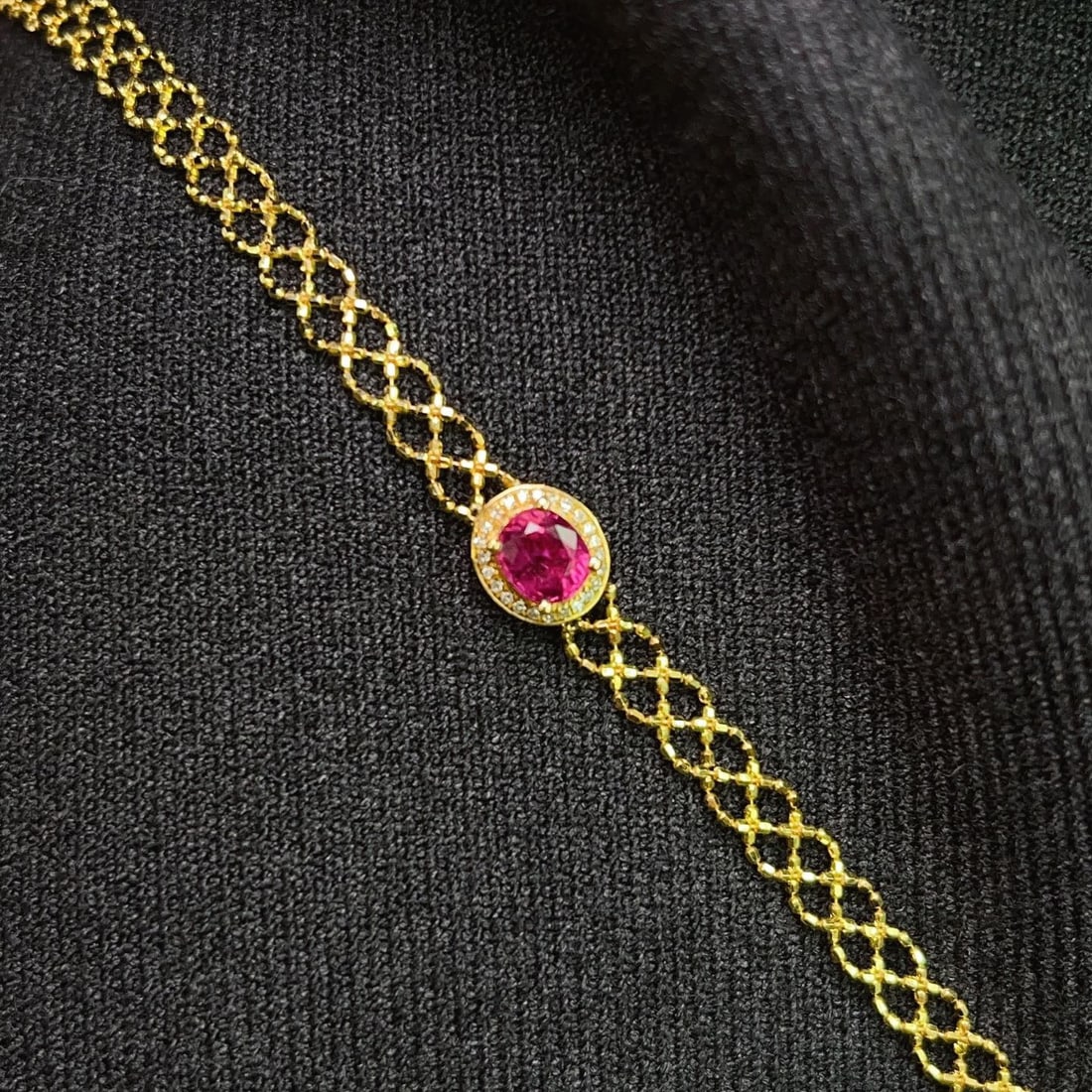 14k Gold 0.68 Ct Natural Ruby & Diamond Bracelet: Ref:231108266 // gold content:14k gold // main gemstone:ruby // shape:oval // carat weight:0. 68ct // color:red // treatment:natural // // adjacent gemstone 2 : diamond // number of stones:24 //