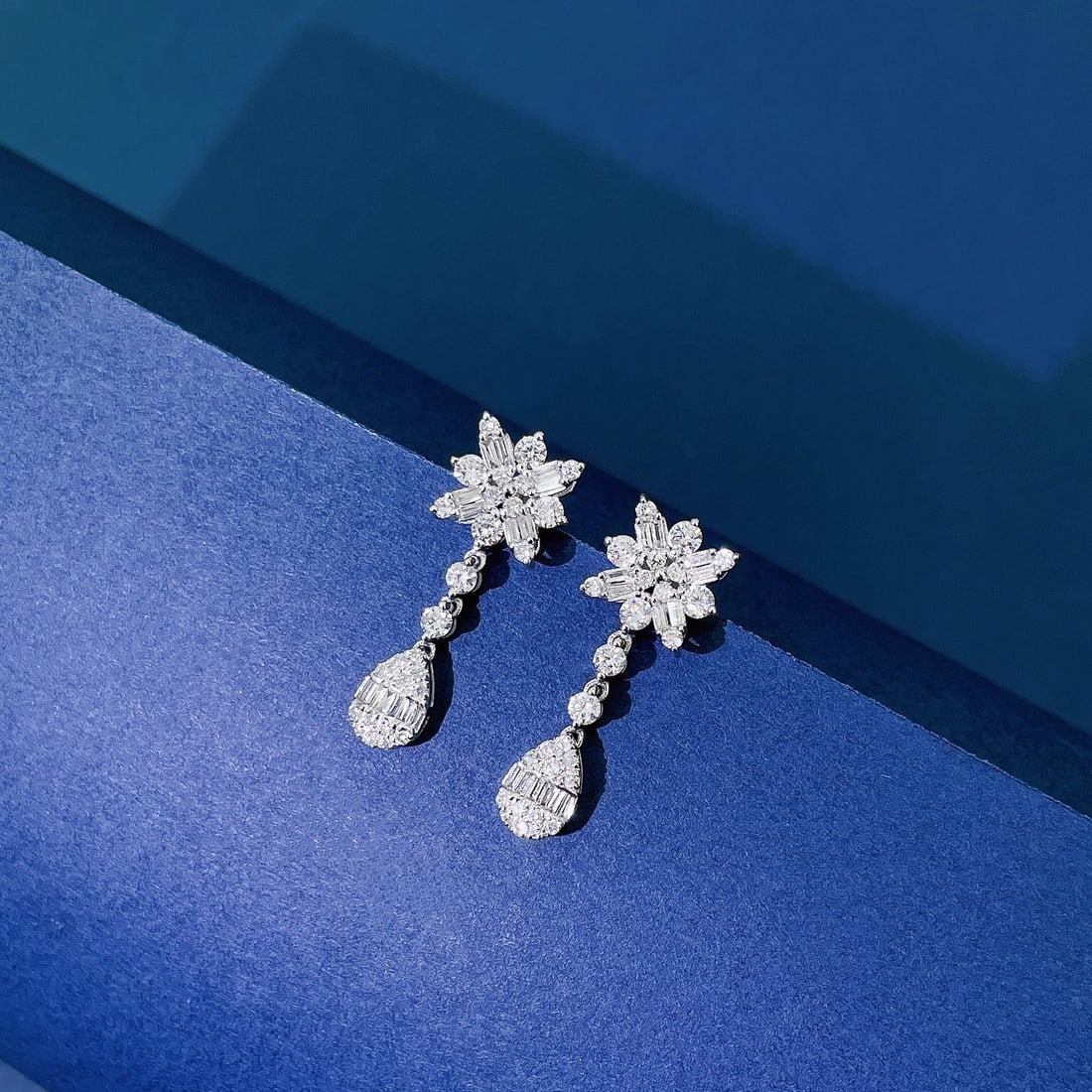 14k Gold 0.84 Ctw Natural H Diamond Earrings: Ref:231108275 // gold content:14k gold // main gemstone:diamond // shape:baguette // carat weight:0. 18ct // clarity grade:vs-si // color:h // treatment:natural // // adjacent gemstone 2 : diamond //