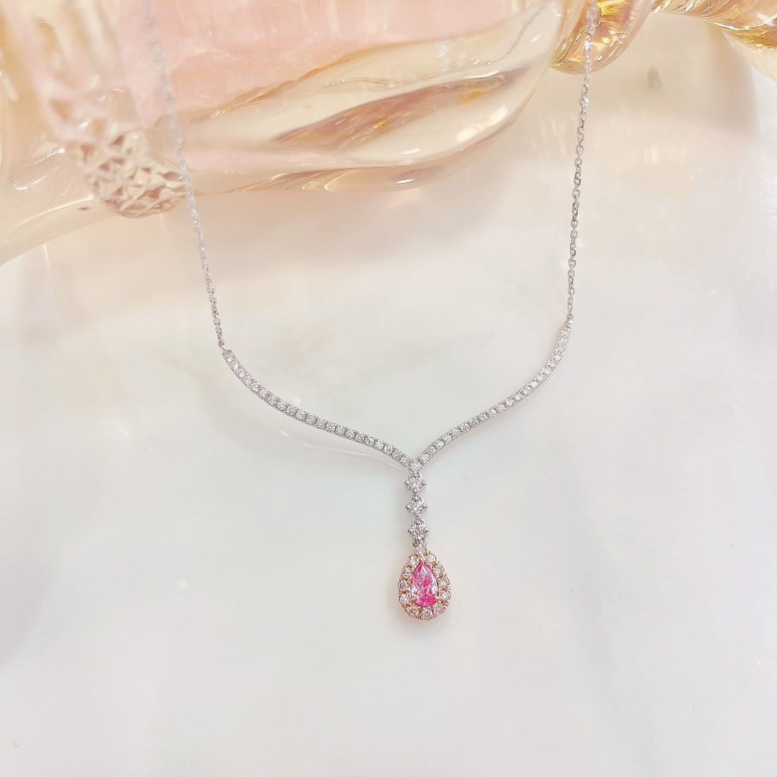 14k Gold 0.50 Ctw Natural Pink Diamond & Diamond Necklace: Ref:231108286 // gold content:14k gold // main gemstone:pink diamond // shape:pear // carat weight:0. 18ct // color:pink // treatment:natural // // adjacent gemstone 2 : diamond // shape:round //