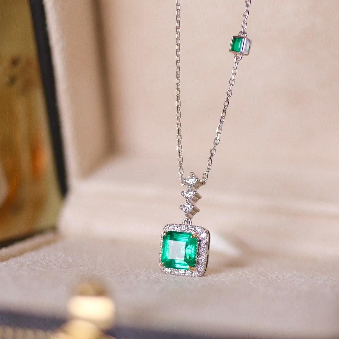 14k Gold 1.18 Ctw Natural Emerald & Diamond Necklace: Ref:231108290 // gold content:14k gold // main gemstone:emerald // shape:octagonal // carat weight:1. 11ct // color:green // treatment:natural // // adjacent gemstone 2 : diamond // shape:round //
