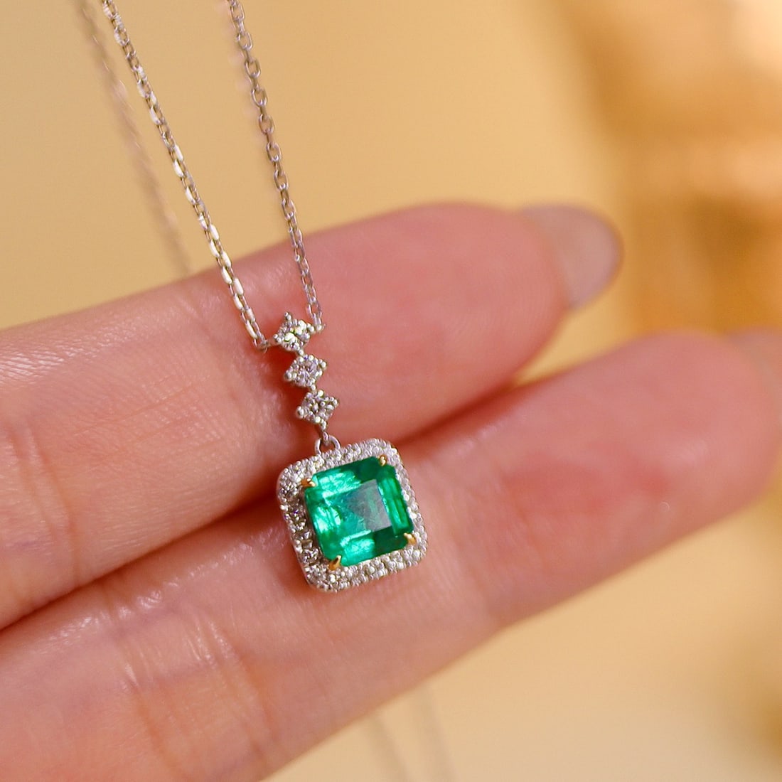 14k Gold 1.18 Ctw Natural Emerald & Diamond Necklace - 4