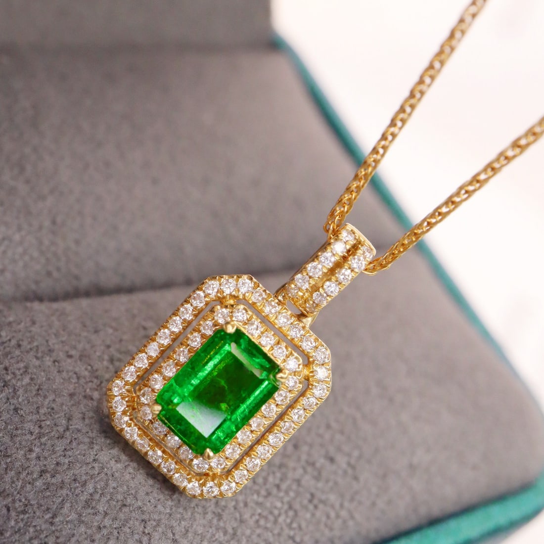 14k Gold 1.11 Ctw Vivid Green Natural Emerald & Diamond Pendant( Without Chain ): Ref:231108300 // gold content:14k gold // main gemstone:emerald // shape:octagonal // carat weight:0. 90ct // color:vivid green // treatment:natural // // adjacent gemstone 2 : diamond //
