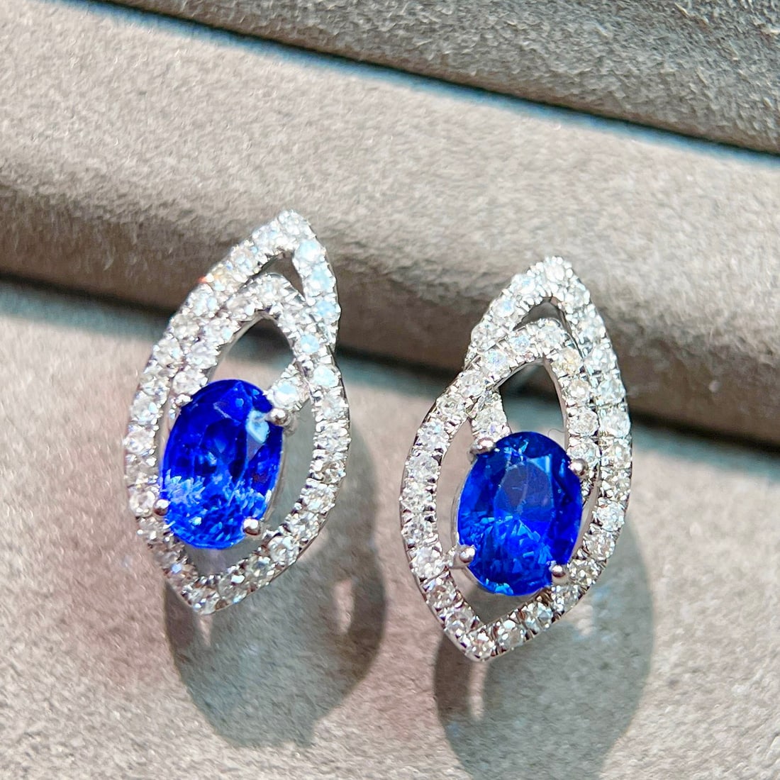 14k Gold 2.08 Ctw Natural Sapphire & Diamond Earrings: Ref:231108310 // gold content:14k gold // main gemstone:sapphire // shape:oval // carat weight:1. 66ct // color:royal blue // treatment:natural // // adjacent gemstone 2 : diamond // shape:round //