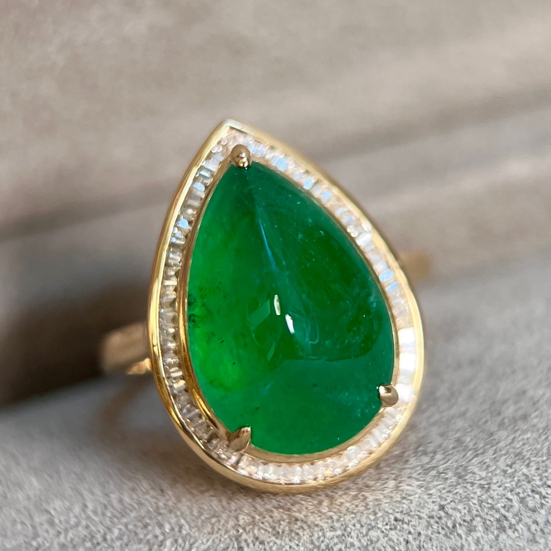 14k Gold 6.48 Ctw Vivid Green Natural Emerald & Diamond Ring: Ref:231108323 // gold content:14k gold // ring size:7. 25us // // main gemstone:emerald // shape:pear // carat weight:6. 28ct // color:vivid green // treatment:natural // // adjacent gemstone 2 :