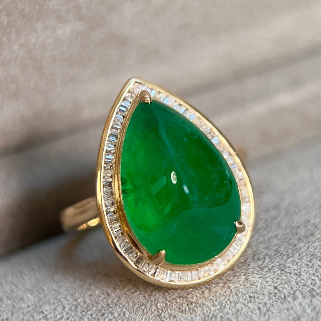 14k Gold 6.48 Ctw Vivid Green Natural Emerald & Diamond Ring - 2