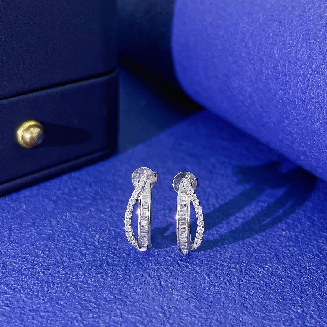 14k Gold 0.36 Ctw Natural H Diamond Earrings: Ref:231108334 // gold content:14k gold // main gemstone:diamond // shape:baguette // carat weight:0. 18ct // clarity grade:vs-si // color:h // treatment:natural // // adjacent gemstone 2 : diamond