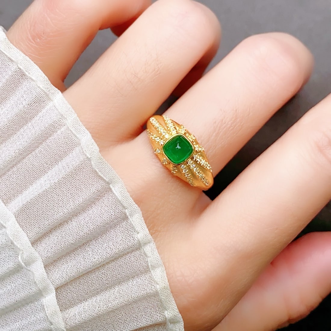 14k Gold 0.65 Ct Vivid Green Natural Emerald & Diamond Ring - 3