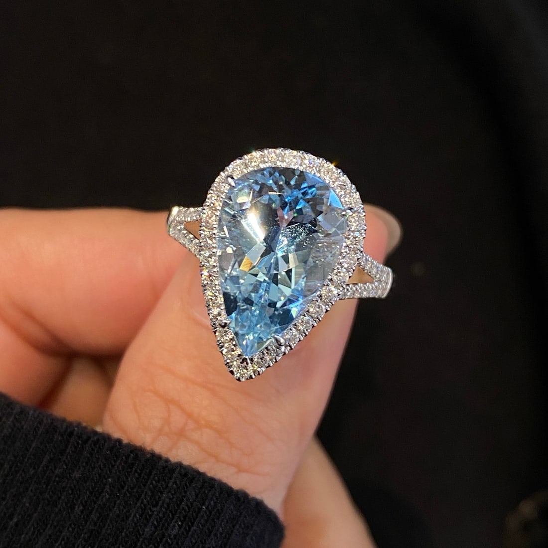 14k Gold 5.01 Ctw Natural Aquamarine & Diamond Ring: Ref:231108354 // gold content:14k gold // ring size:7. 25us // // main gemstone:aquamarine // shape:pear // carat weight:4. 53ct // color:santa maria color // treatment:natural // // adjacent
