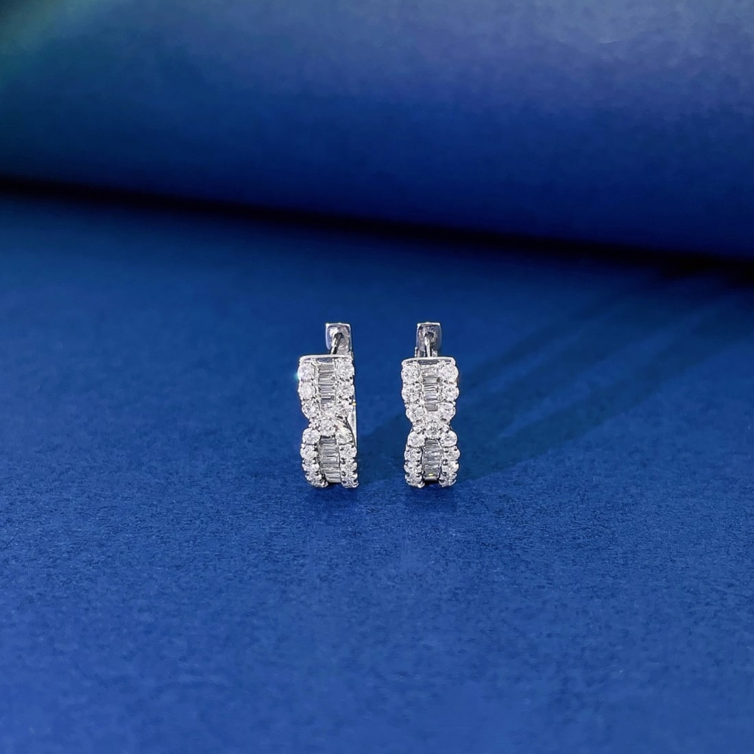 14k Gold 0.54 Ctw Natural H Diamond Earrings: Ref:231108369 // gold content:14k gold // main gemstone:diamond // shape:baguette // carat weight:0. 14ct // clarity grade:vs-si // color:h // treatment:natural // // adjacent gemstone 2 : diamond //
