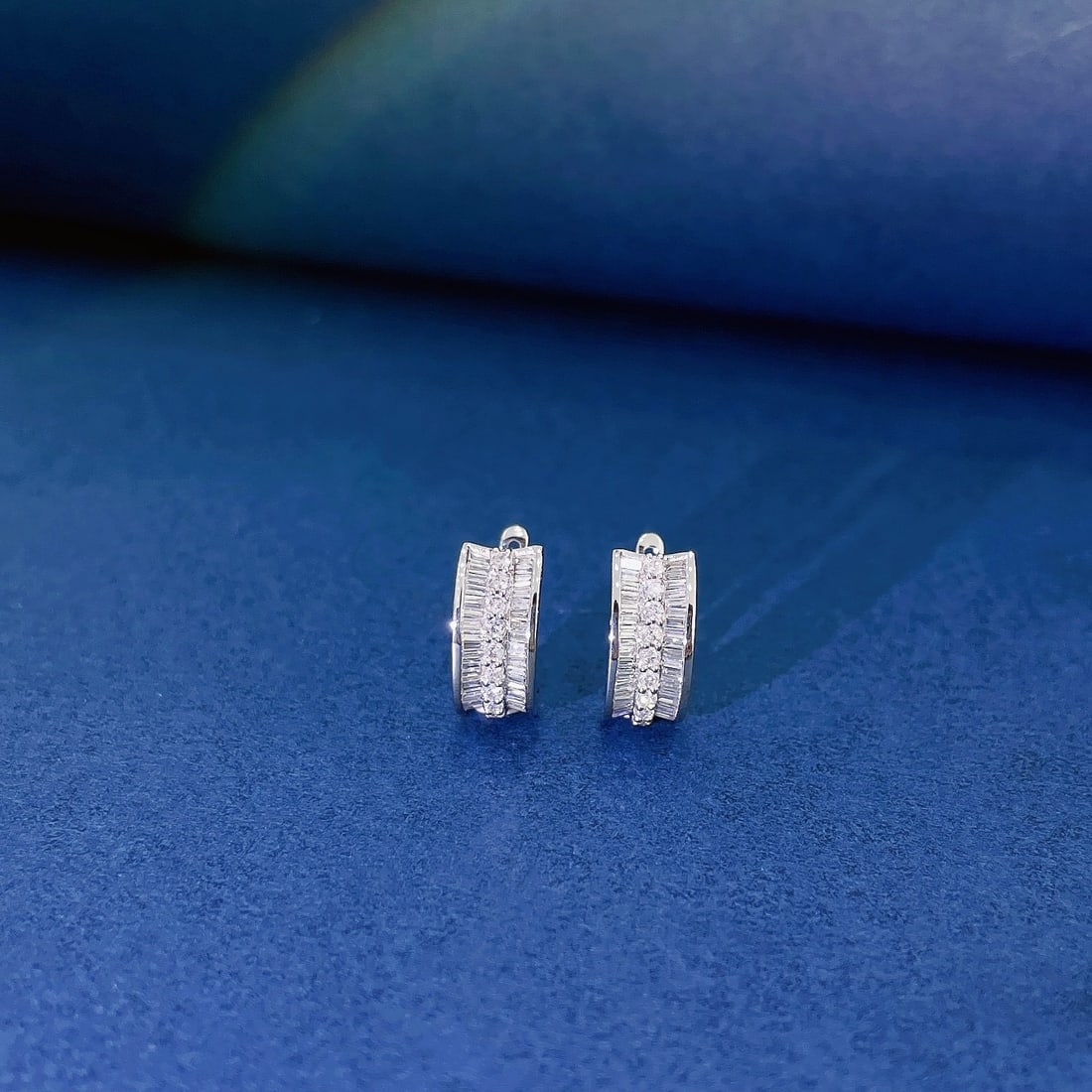 14k Gold 0.52 Ctw Natural H Diamond Earrings: Ref:231108382 // gold content:14k gold // main gemstone:diamond // shape:baguette // carat weight:0. 34ct // clarity grade:vs-si // color:h // treatment:natural // // adjacent gemstone 2 : diamond //