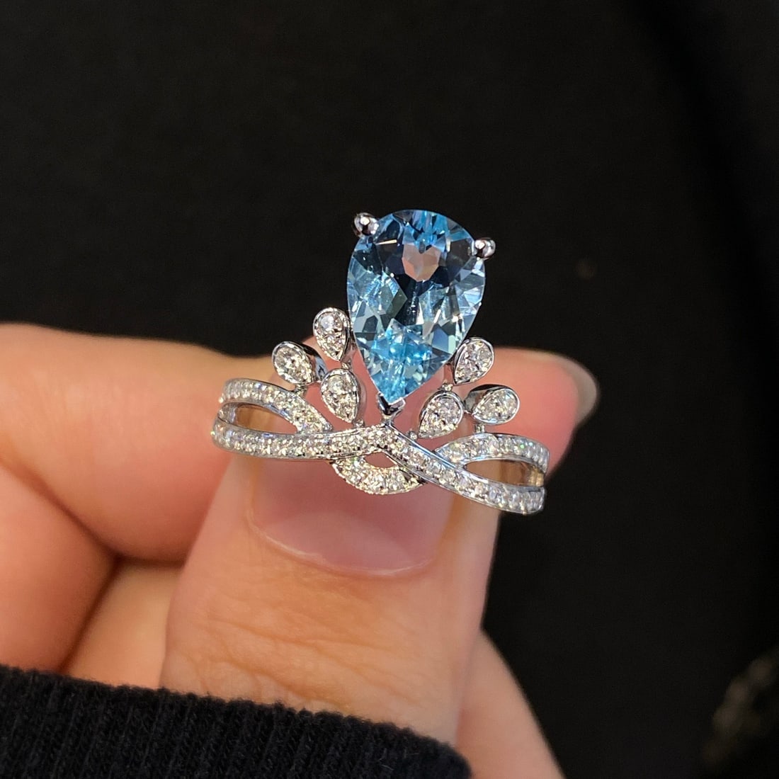 14k Gold 1.92 Ctw Natural Aquamarine & Diamond Ring: Ref:231108410 // gold content:14k gold // ring size:7. 25us // // main gemstone:aquamarine // shape:pear // carat weight:1. 62ct // color:santa maria color // treatment:natural // // adjacent