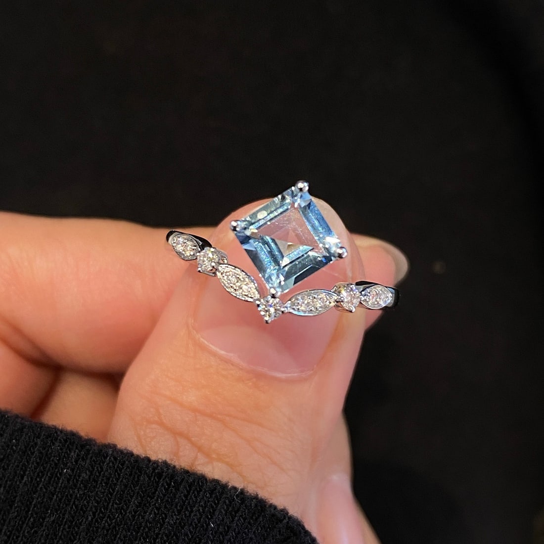 14k Gold 1.15 Ctw Natural Aquamarine & Diamond Ring: Ref:231108416 // gold content:14k gold // ring size:7. 25us // // main gemstone:aquamarine // shape:octagonal // carat weight:1ct // color:blue // treatment:natural // // adjacent gemstone 2 :