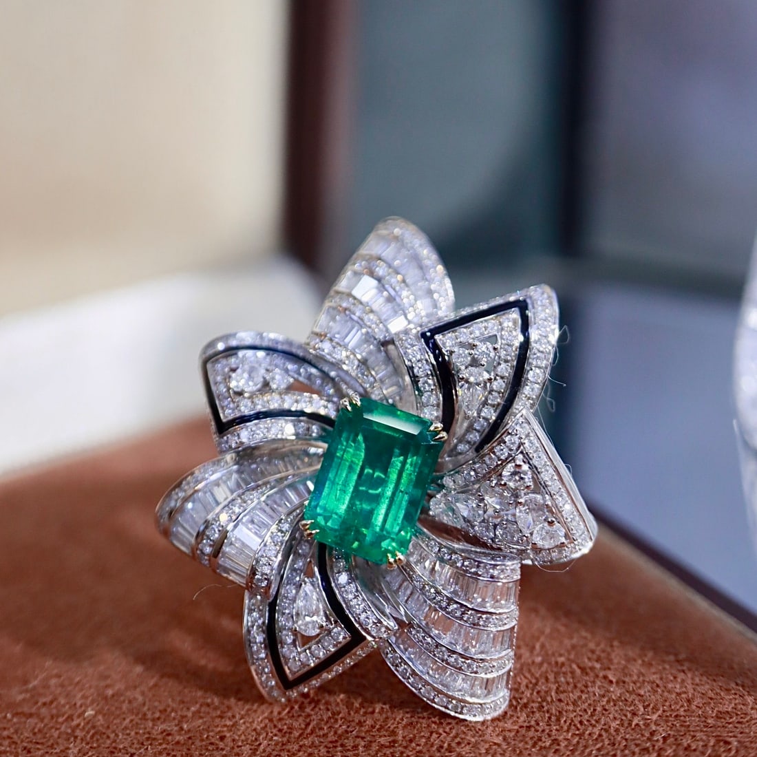 14k Gold 4.59 Ctw Vivid Green Natural Emerald & Diamond Ring/pendant( Without Chain ): Ref:231108421 // gold content:14k gold // ring size:7. 25us // // main gemstone:emerald // shape:octagonal // carat weight:2. 66ct // color:vivid green // treatment:natural // // adjacent gemstone