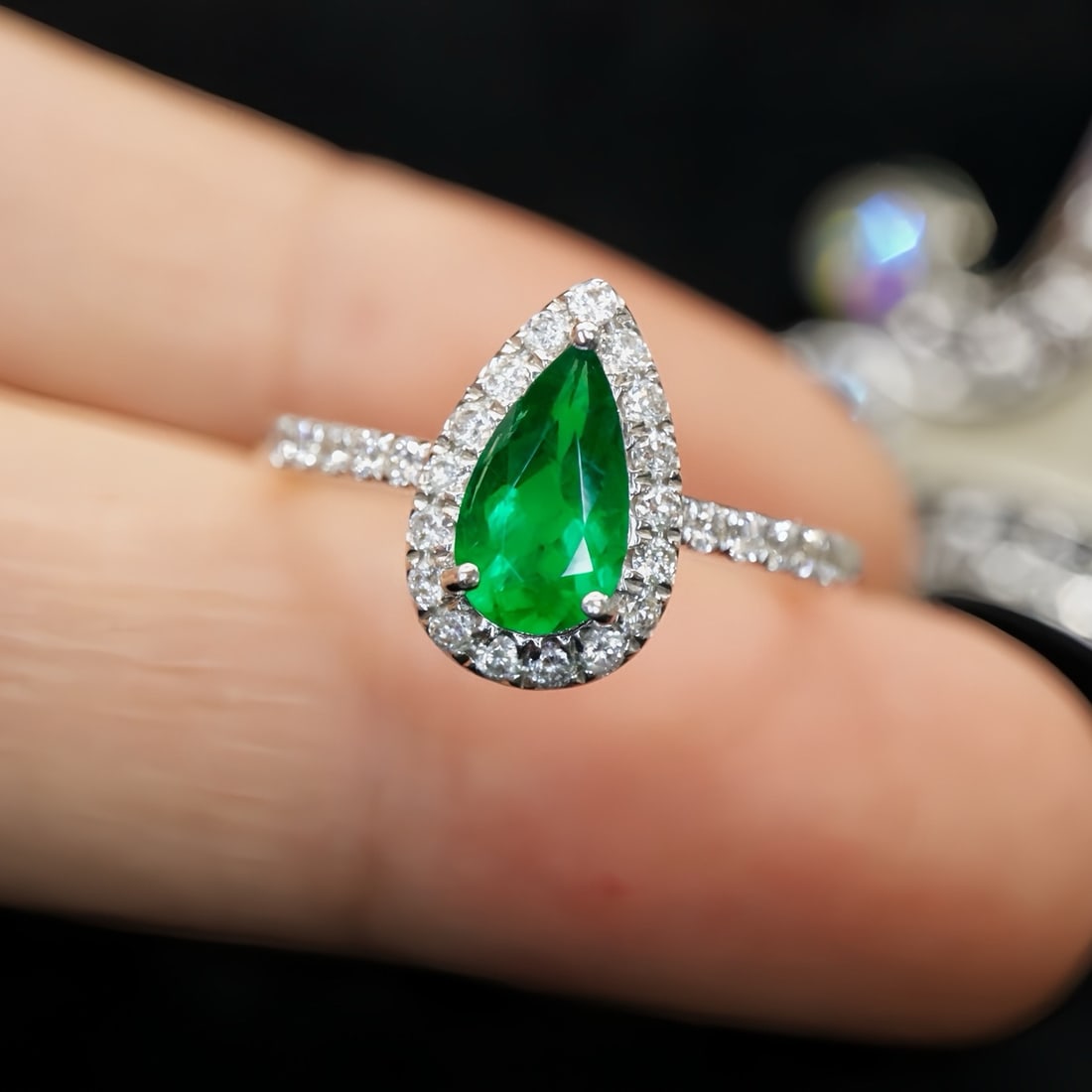 14k Gold 0.85 Ctw Vivid Green Natural Emerald & Diamond Ring - 2