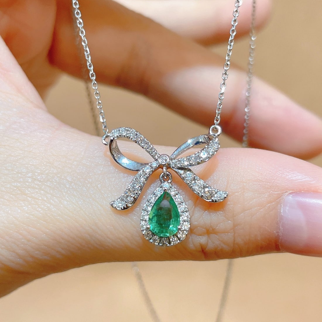 14k Gold 0.81 Ctw Natural Emerald & Diamond Necklace: Ref:231108440 // gold content:14k gold // main gemstone:emerald // shape:pear // carat weight:0. 4ct // color:green // treatment:natural // // adjacent gemstone 2 : diamond // shape:round // carat