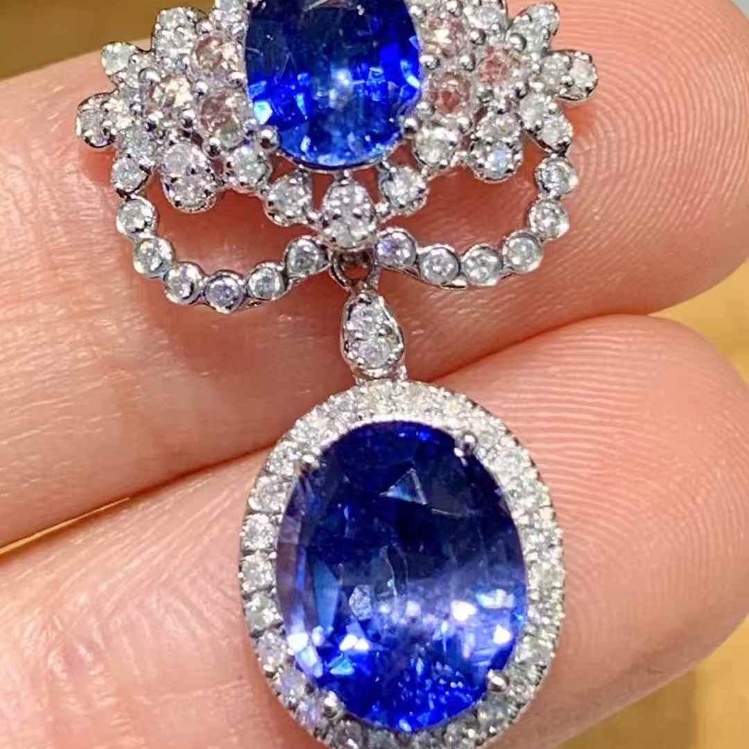 14k Gold 3.35 Ct Natural Sapphire & Diamond Pendant( Without Chain ): Ref:231109061 // gold content:14k gold // main gemstone:sapphire // shape:oval // carat weight:3. 35ct // color:blue // treatment:natural // // adjacent gemstone 2 : diamond // shape:round //