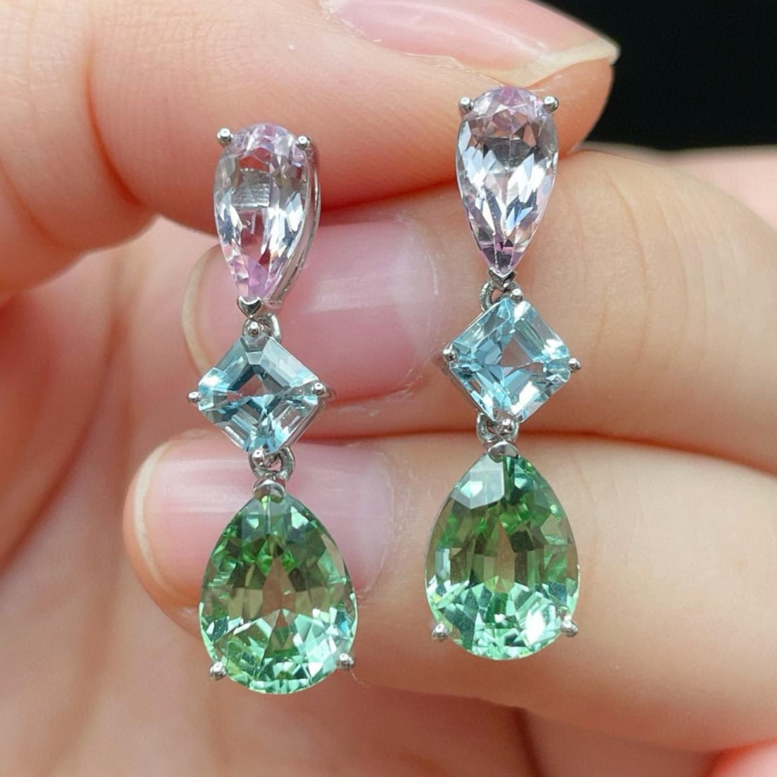 14k Gold 7.2 Ctw Natural Tourmaline & Morganite Earrings: Ref:231109093 // gold content:14k gold // main gemstone:tourmaline // shape:pear // carat weight:4. 5ct // color:green // treatment:natural // // adjacent gemstone 2 : morganite // shape:pear //