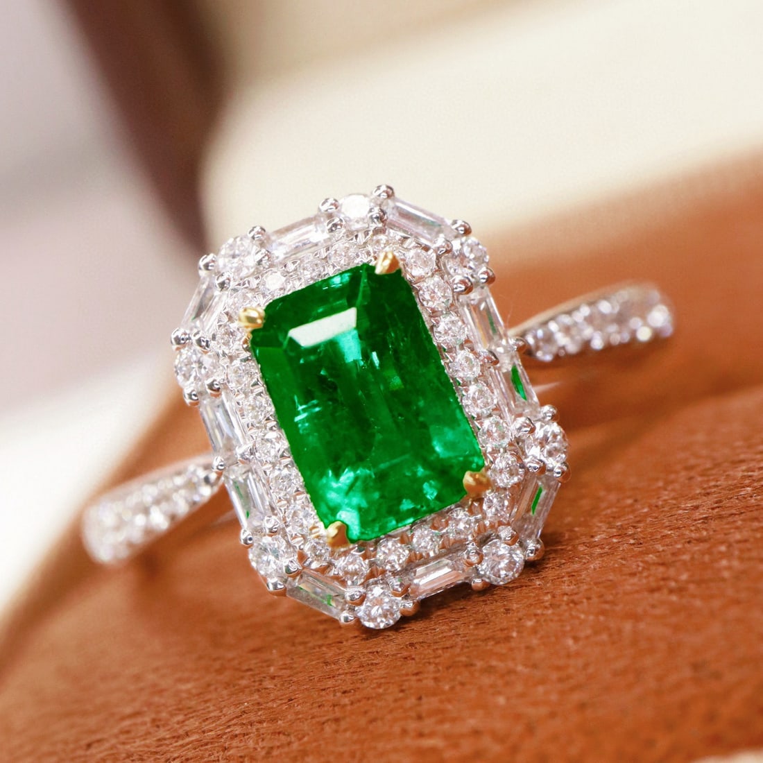 14k Gold 1.35 Ctw Vivid Green Natural Emerald & Diamond Ring - 3