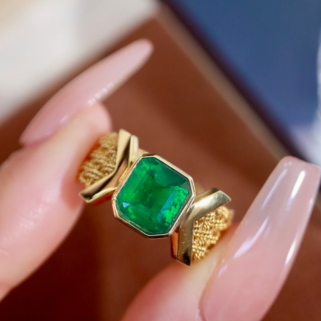 14k Gold 1.37 Ct Vivid Green Natural Emerald Ring - 5