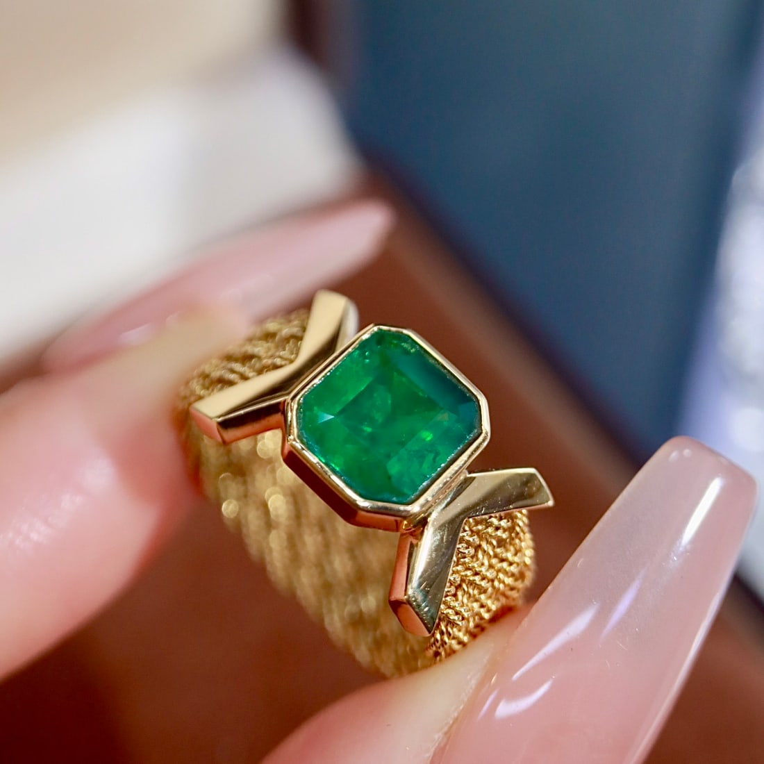14k Gold 1.37 Ct Vivid Green Natural Emerald Ring - 6