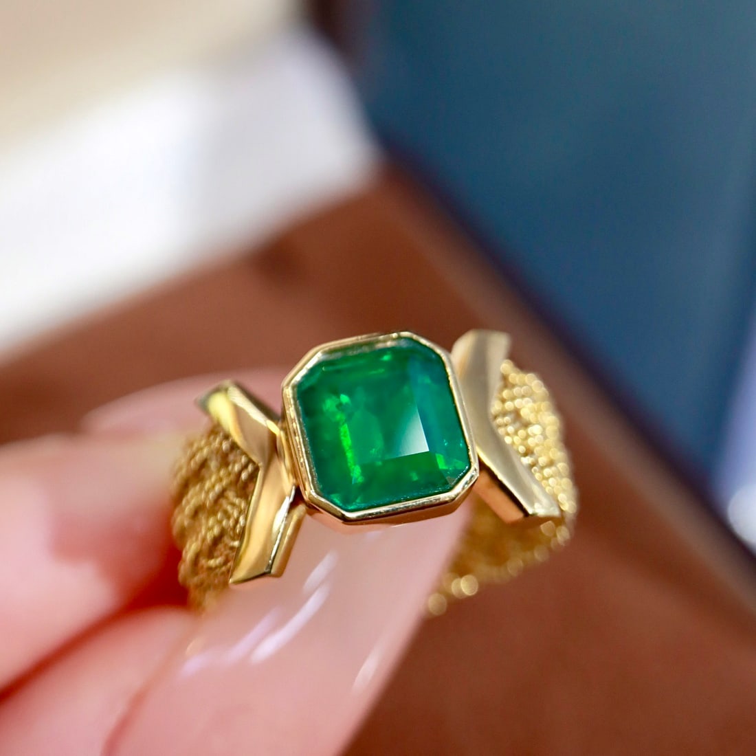 14k Gold 1.37 Ct Vivid Green Natural Emerald Ring - 8
