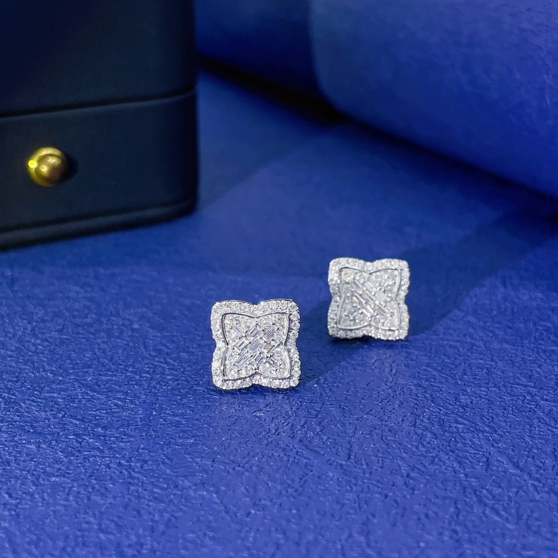 14k Gold 0.78 Ctw Natural H Diamond Earrings: Ref:231110042 // gold content:14k gold // main gemstone:diamond // shape:baguette // carat weight:0. 23ct // clarity grade:vs-si // color:h // treatment:natural // // adjacent gemstone 2 : diamond //