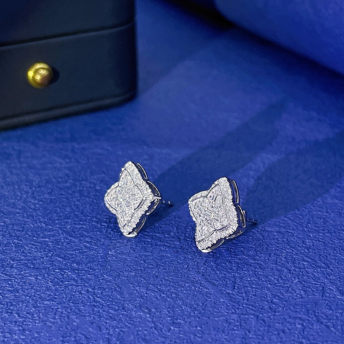 14k Gold 0.78 Ctw Natural H Diamond Earrings - 3