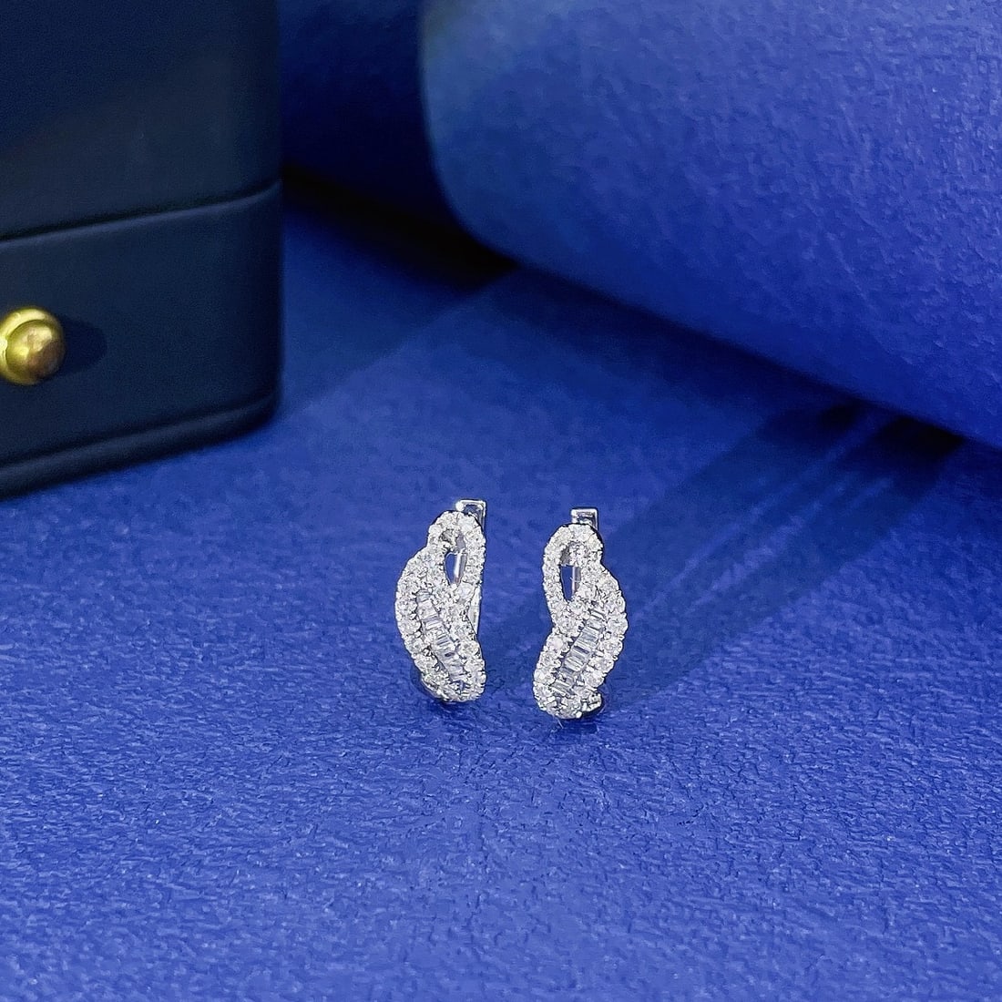 14k Gold 0.41 Ctw Natural H Diamond Earrings: Ref:231110047 // gold content:14k gold // main gemstone:diamond // shape:baguette // carat weight:0. 05ct // clarity grade:vs-si // color:h // treatment:natural // // adjacent gemstone 2 : diamond //