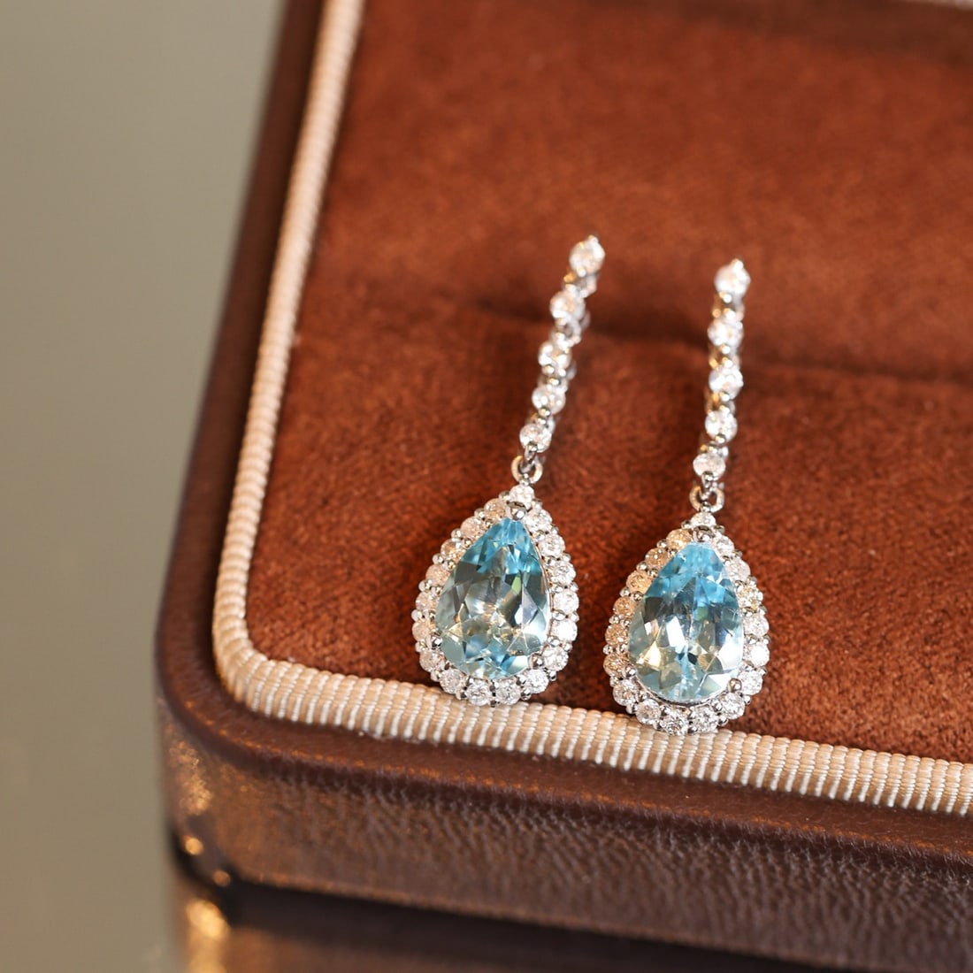 14k Gold 2.08 Ct Natural Aquamarine & Diamond Earrings: Ref:231110051 // gold content:14k gold // main gemstone:aquamarine // shape:pear // carat weight:2. 08ct // color:santa maria color // treatment:natural // // adjacent gemstone 2 : diamond // shape:ro