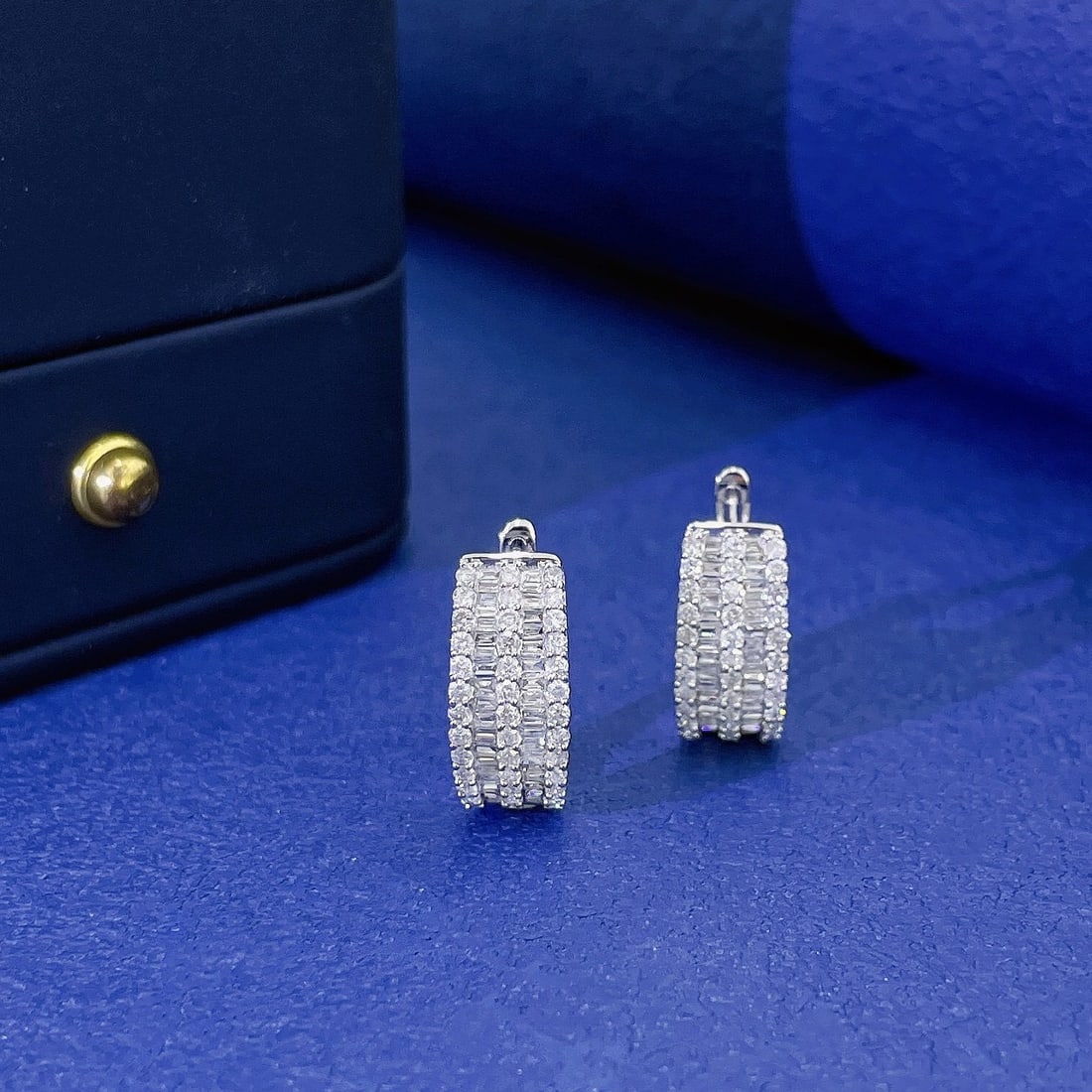 14k Gold 1.00 Ctw Natural H Diamond Earrings: Ref:231110058 // gold content:14k gold // main gemstone:diamond // shape:baguette // carat weight:0. 38ct // clarity grade:vs-si // color:h // treatment:natural // // adjacent gemstone 2 : diamond //