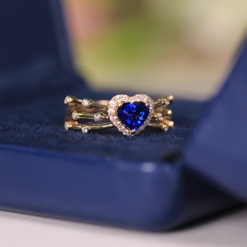 14k Gold 0.91 Ct Natural Sapphire & Diamond Ring: Ref:231110068 // gold content:14k gold // ring size:7. 25us // // main gemstone:sapphire // shape:heart // carat weight:0. 91ct // color:royal blue // treatment:natural // // adjacent gemstone 2 :