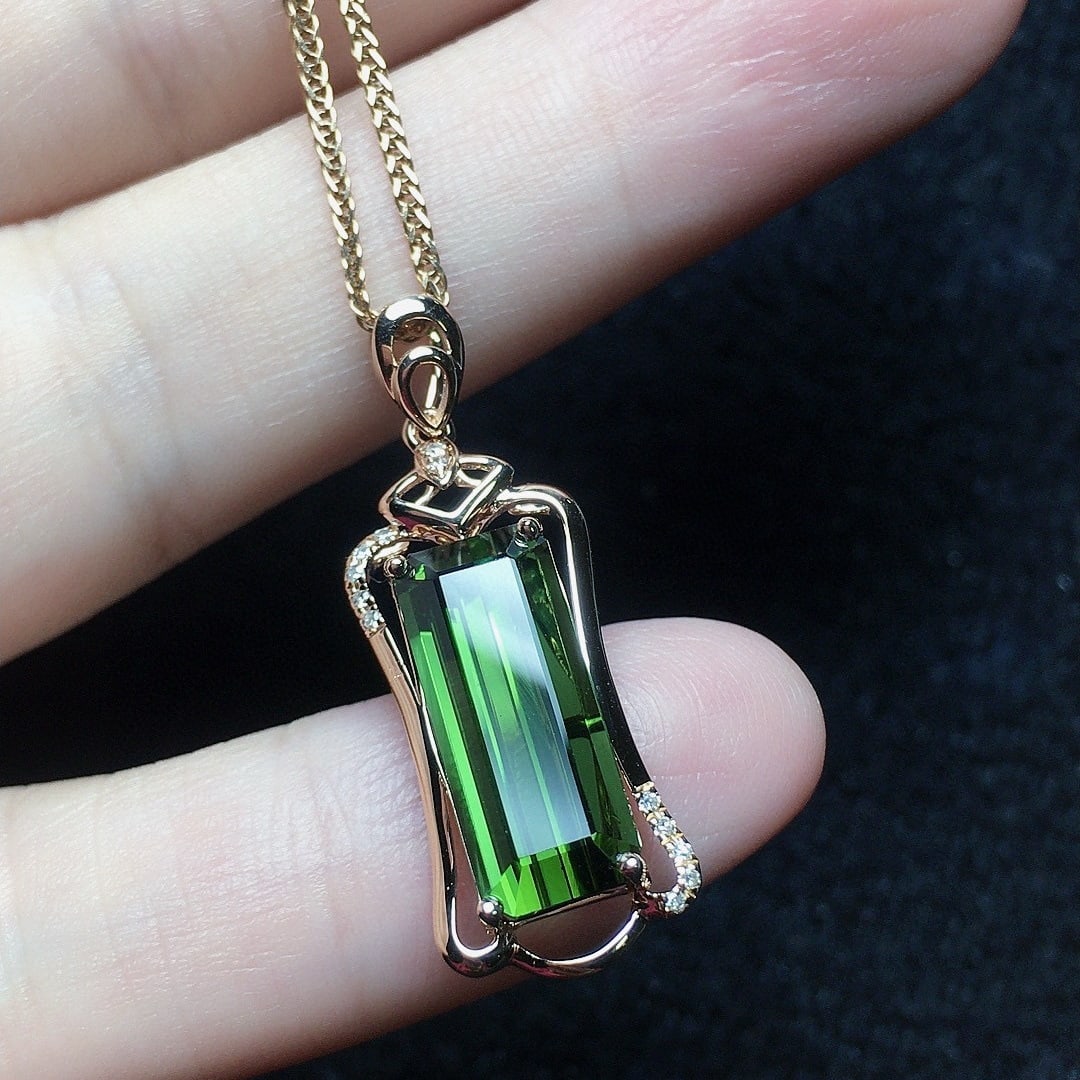 14k Gold 4.37 Ct Natural Tourmaline & Diamond Pendant( Without Chain ): Ref:231110096 // gold content:14k gold // main gemstone:tourmaline // shape:octagonal // carat weight:4. 37ct // color:green // treatment:natural // // adjacent gemstone 2 : diamond // number of stone