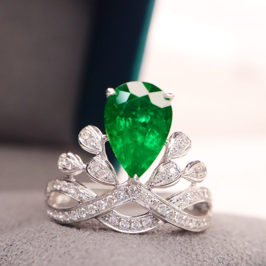 14k Gold 2.14 Ctw Vivid Green Natural Emerald & Diamond Ring: Ref:231110102 // gold content:14k gold // ring size:7. 25us // // main gemstone:emerald // shape:pear // carat weight:1. 89ct // color:vivid green // treatment:natural // // adjacent gemstone 2 :