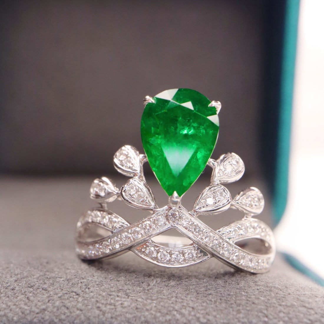 14k Gold 2.14 Ctw Vivid Green Natural Emerald & Diamond Ring - 3