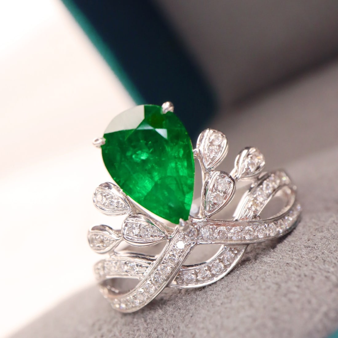 14k Gold 2.14 Ctw Vivid Green Natural Emerald & Diamond Ring - 4