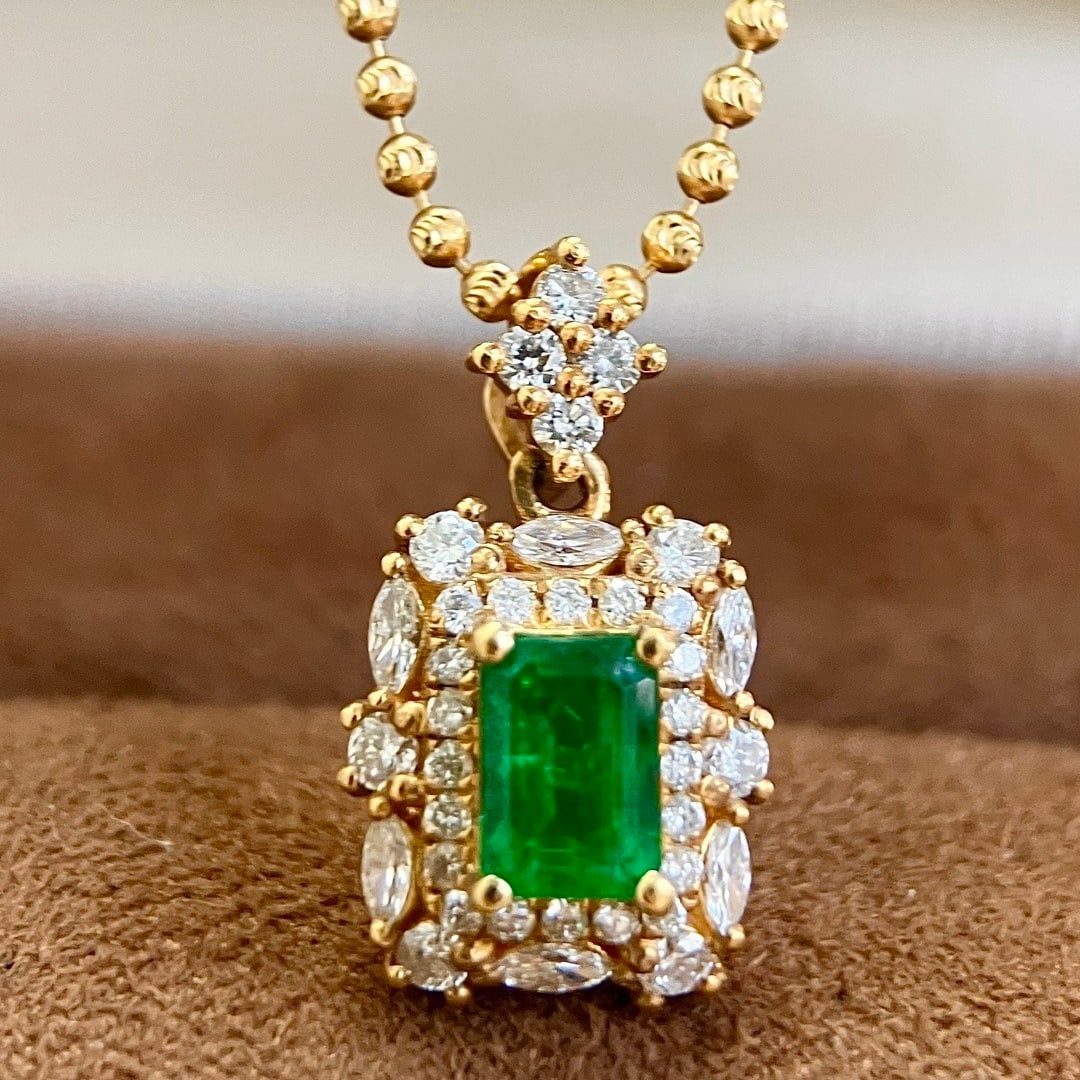 14k Gold 1.20 Ctw Vivid Green Natural Emerald & Diamond Pendant( Without Chain ): Ref:231110103 // gold content:14k gold // main gemstone:emerald // shape:octagonal // carat weight:0. 65ct // color:vivid green // treatment:natural // // adjacent gemstone 2 : diamond //