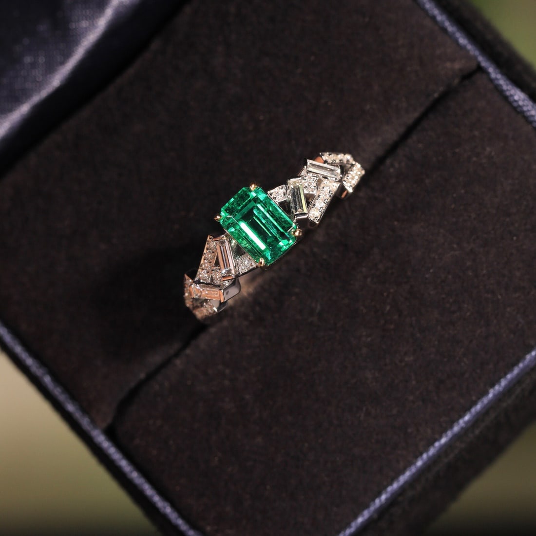 14k Gold 0.82 Ct Vivid Green Natural Emerald & Diamond Ring - 2