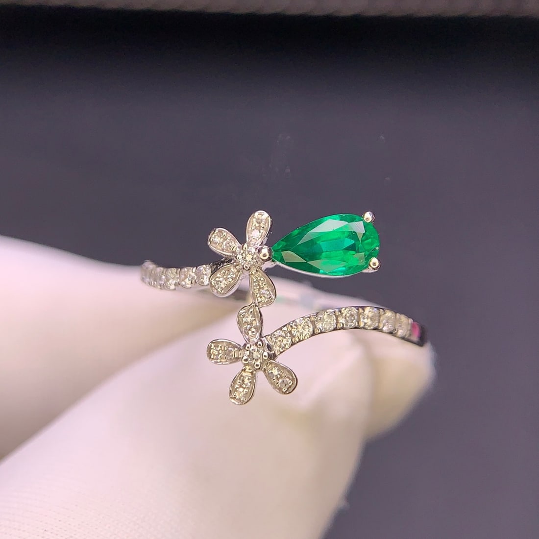 14k Gold 0.49 Ct Vivid Green Natural Emerald & Diamond Ring: Ref:231110121 // gold content:14k gold // ring size:7. 25us // // main gemstone:emerald // shape:pear // carat weight:0. 49ct // color:vivid green // treatment:natural // // adjacent gemstone 2 :