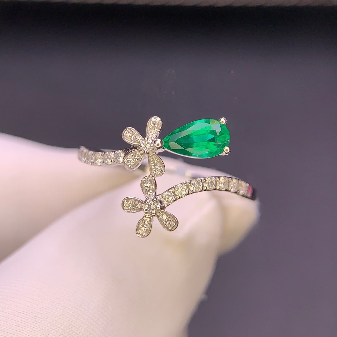 14k Gold 0.49 Ct Vivid Green Natural Emerald & Diamond Ring - 2